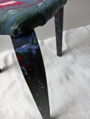 Unikatno poslikan in oblazinjen stol