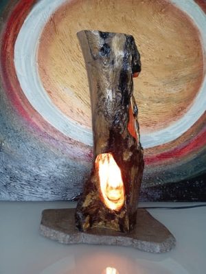 Lesena svetilka z gravuro "Romano", dimenzije 42x34 cm
