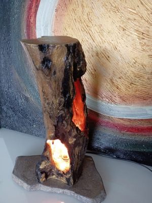 Lesena svetilka z gravuro 